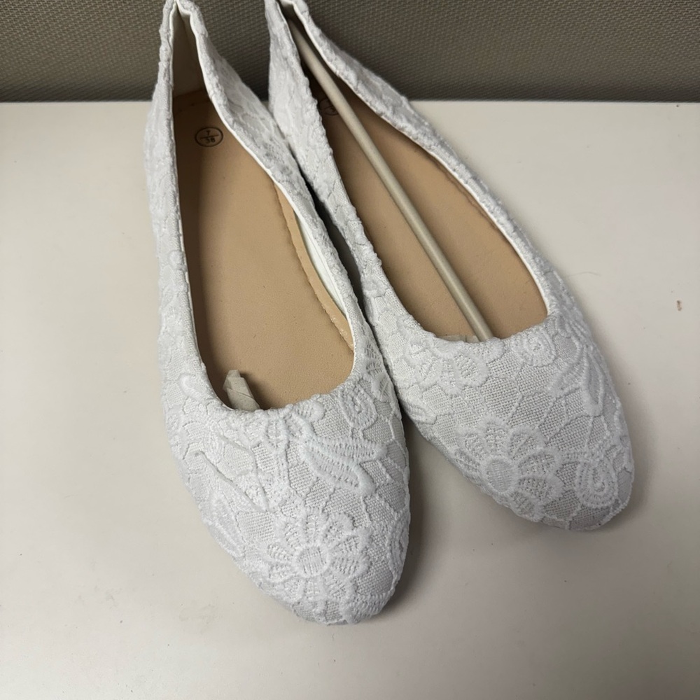 Chic White Lace Flats